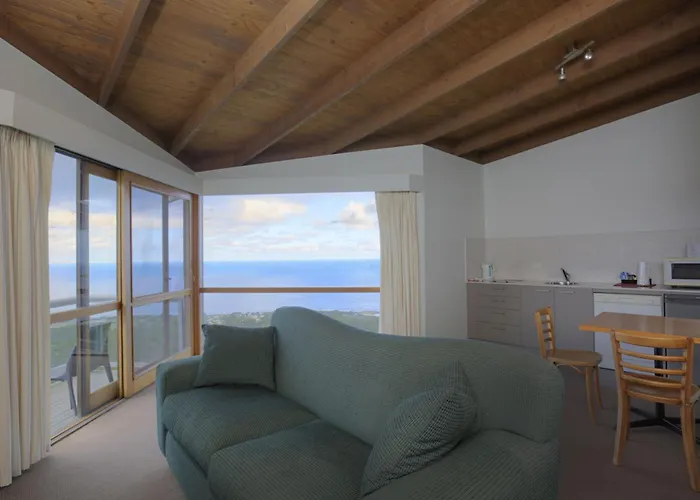 Chris\'S Beacon Point Restaurant & Villas
