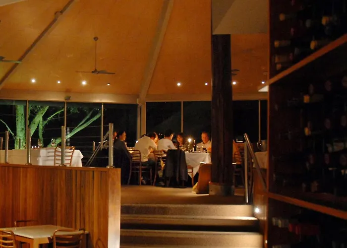 Chris\'S Beacon Point Restaurant & Villas