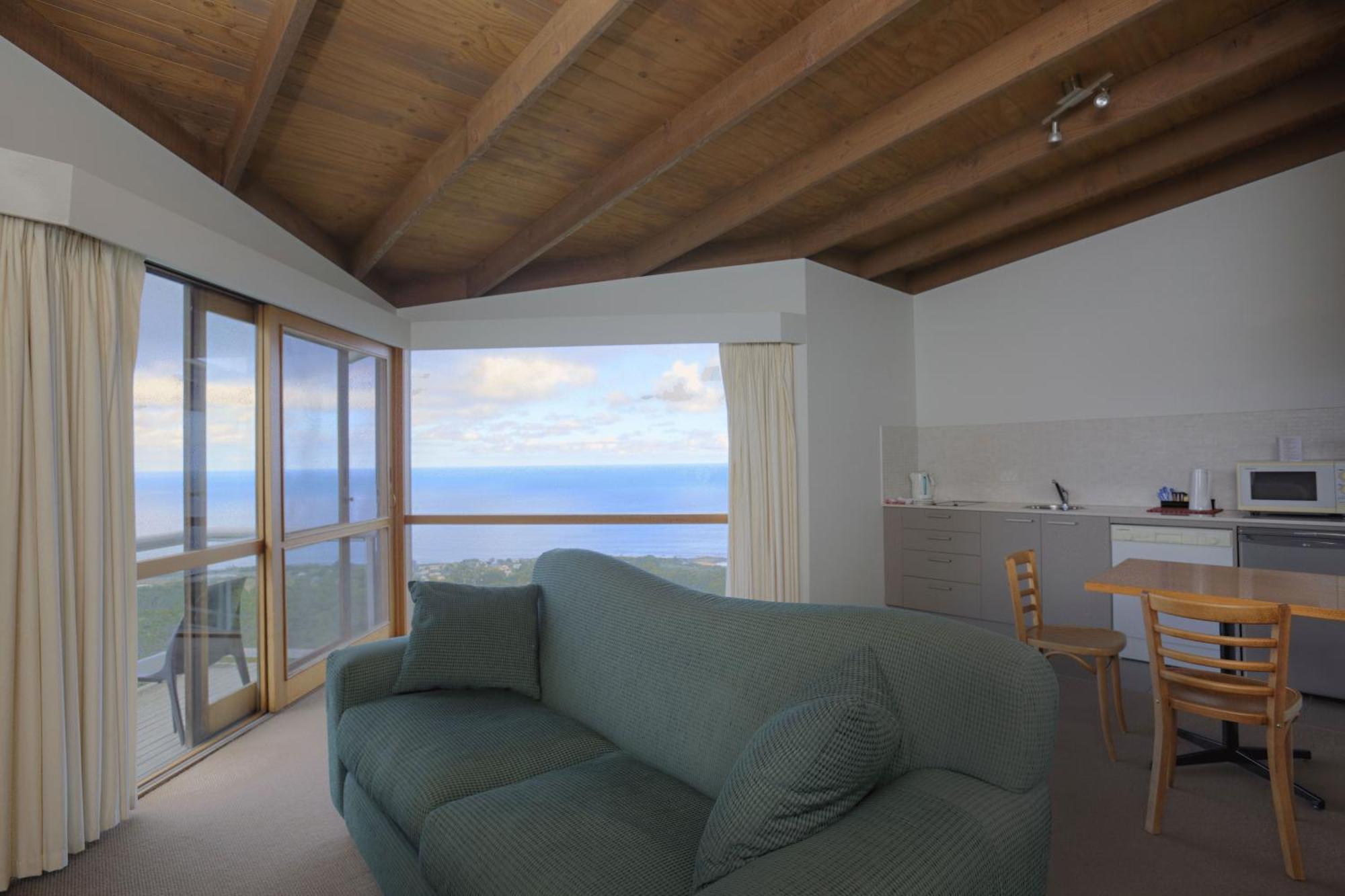 Chris's Beacon Point Restaurant & Aparthotel Skenes Creek