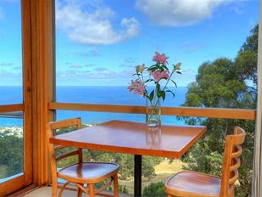 Chris's Beacon Point Restaurant & Aparthotel 4*