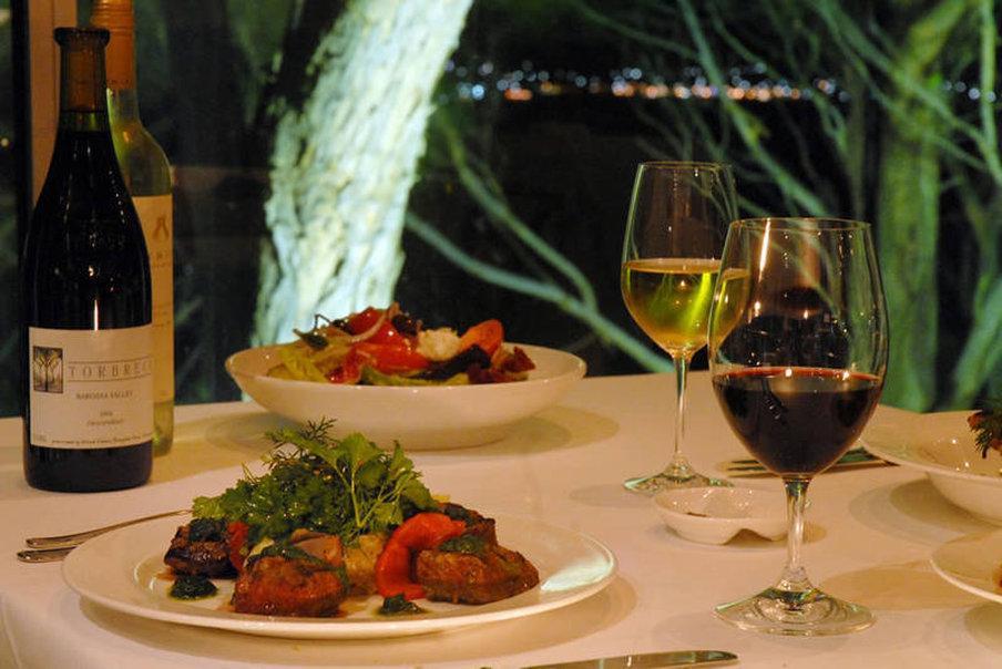 Chris's Beacon Point Restaurant & 4*