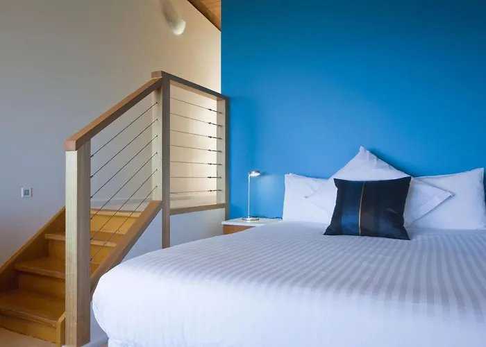 Chris\'S Beacon Point Restaurant & Villas