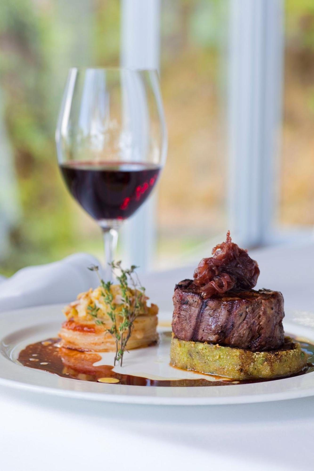 Chris's Beacon Point Restaurant & Aparthotel 4*