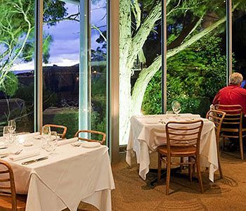 Chris's Beacon Point Restaurant & 4*