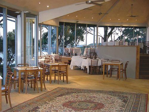 Chris's Beacon Point Restaurant & 4*