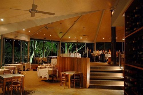 Chris's Beacon Point Restaurant & 4*