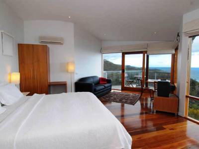 Chris's Beacon Point Restaurant & 4*